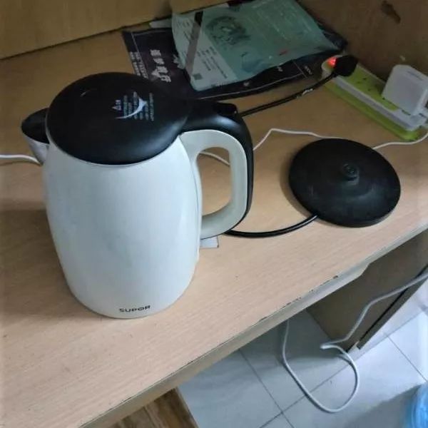 宿舍起火原因多为明火,违规电器,国内很多宿舍火灾起火原因多为人为