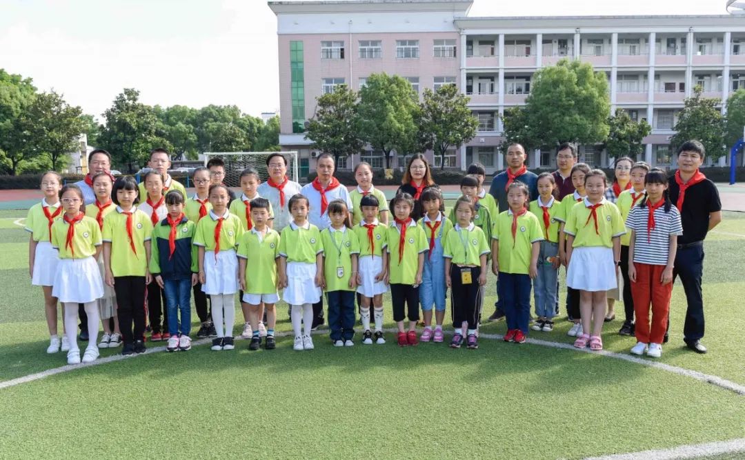 街道党工委书记钱钧,党工委委员,副主任杨桦一行来到安昌中心小学安昌