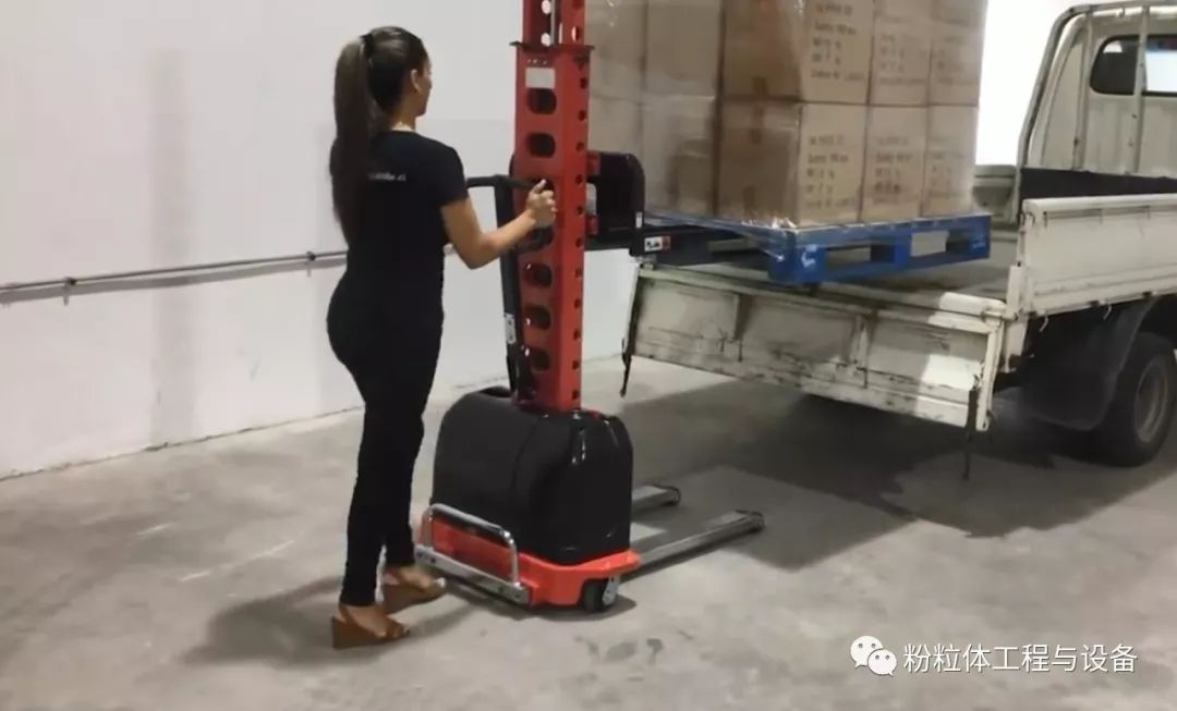 年轻靓丽的美女也能轻松操控的叉车轻松卸装货
