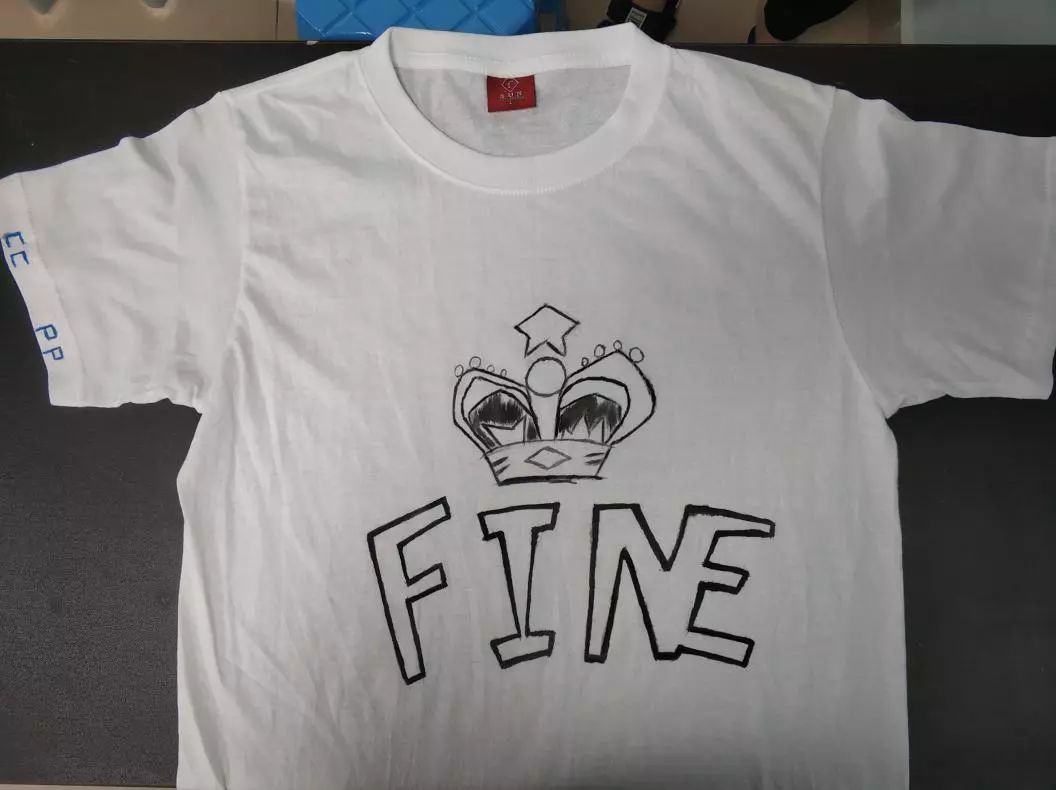 下吧~经过两个多星期的制作,我们的白t设计大赛终于迎来了高潮部分啦!