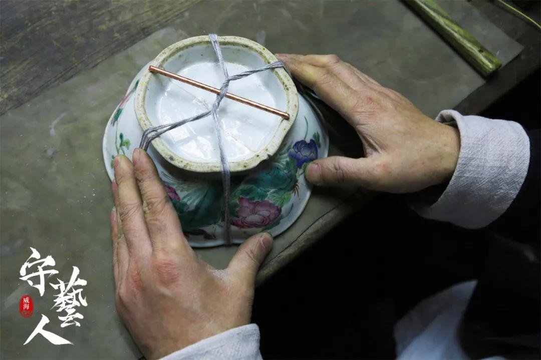 打孔也是对锔瓷人的一大考验,打孔时都是毫厘之差.