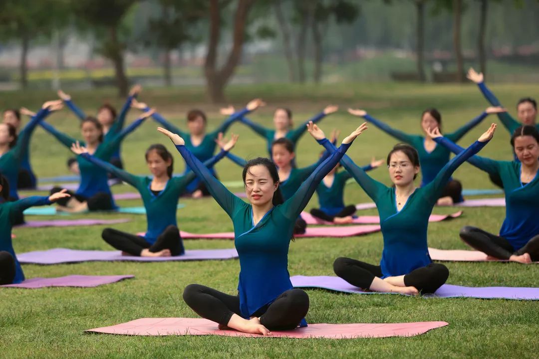 花田中,草地上铺开百张瑜伽毯,泰达新市民真会玩儿!