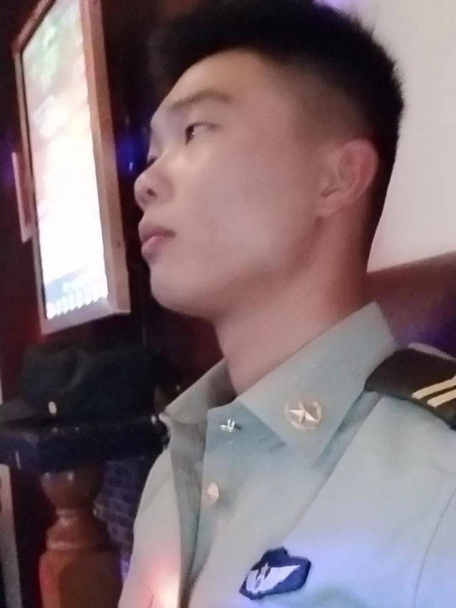 刚开始接触健身的时候,是我们的一位老班长经常带我锻炼,什么都不会的