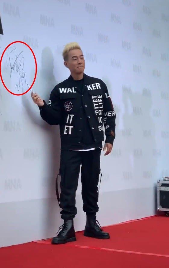 陈小春参加活动看到他的签名后网友你签的是山鸡吗