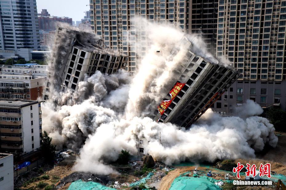 郑州两栋违建高楼拆除 爆破使用雷管9160发