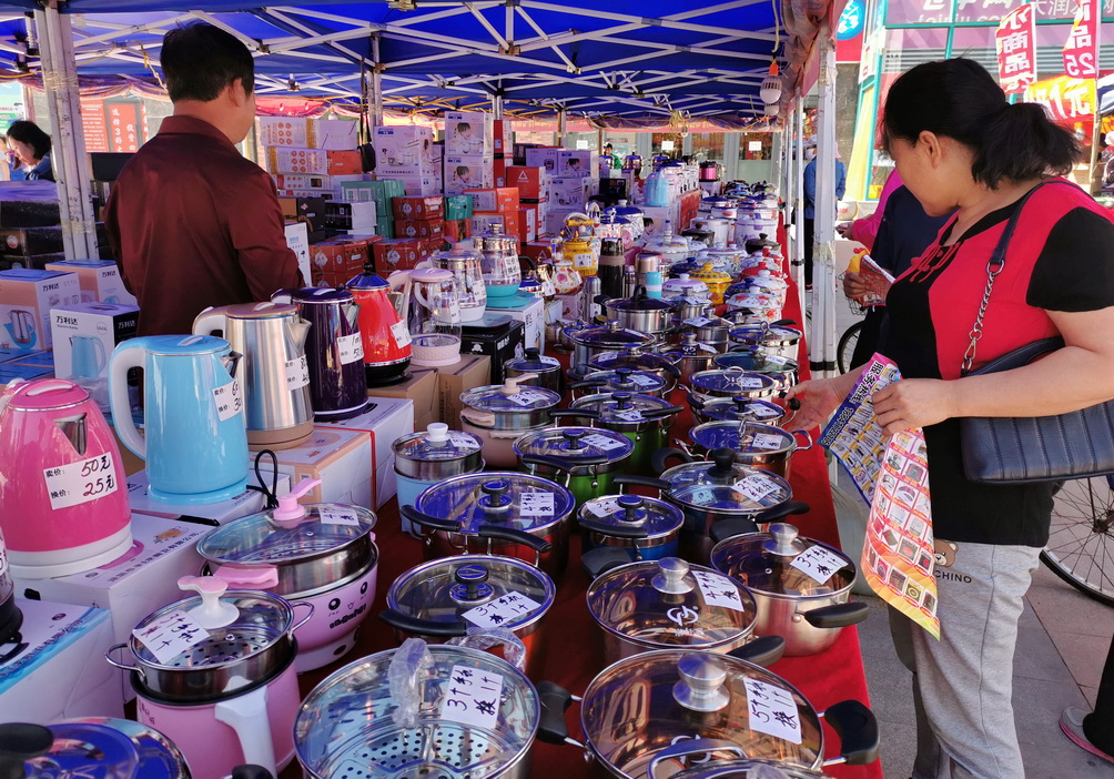 东北街头促销:家电以旧换新,手机换铁锅,问收旧货干啥回答亮了