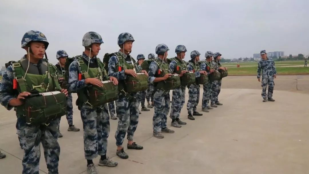 【聚焦实战化演兵场】空降兵某旅:多伞型超低空水上跳伞