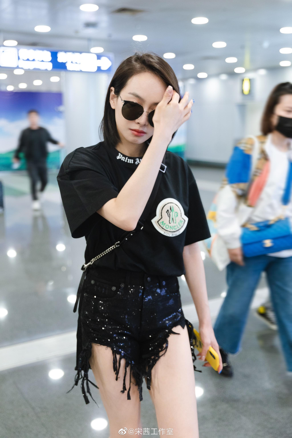 宋茜黑色t恤搭配流苏短裤 尽显纤细白嫩大长腿