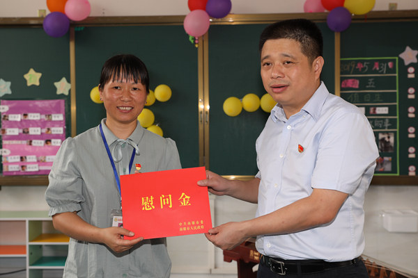 市委书记王碧安为市特殊学校送上慰问金走访慰问期间,王碧安一一走进