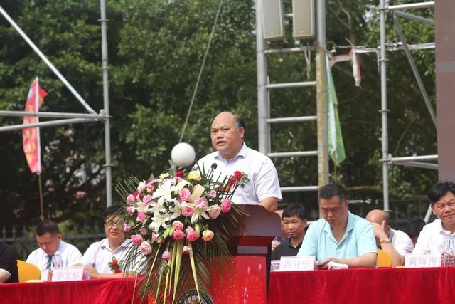 李荣坚先生在会上致辞)5月28日,贵港市大将国际学校隆重举行建校10(15