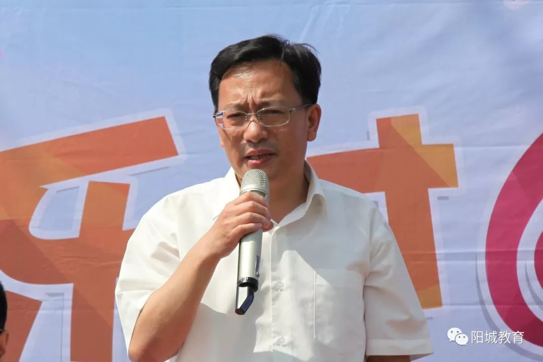 县委书记窦三马看望少年儿童共度六一佳节