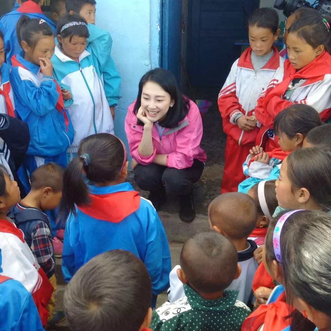 李丹与叶儿村的孩子们此次教育扶贫的对象是叶儿村的孩子,他们大多听