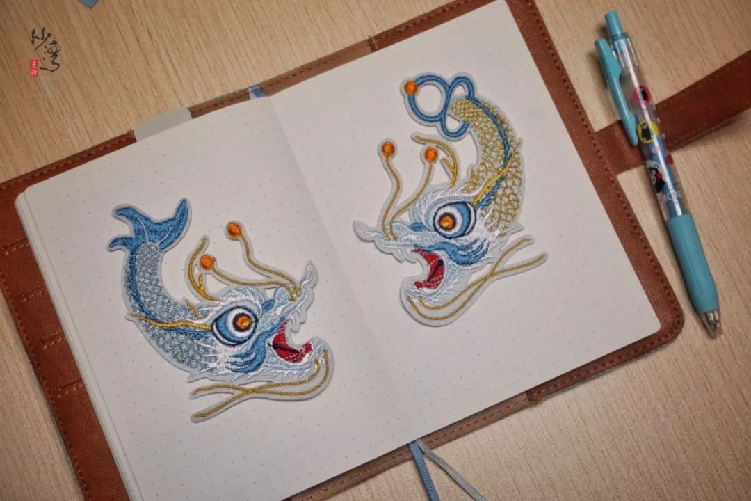 摄影分享丨古镇里的孩子气文末留言赠送鳌鱼刺绣贴