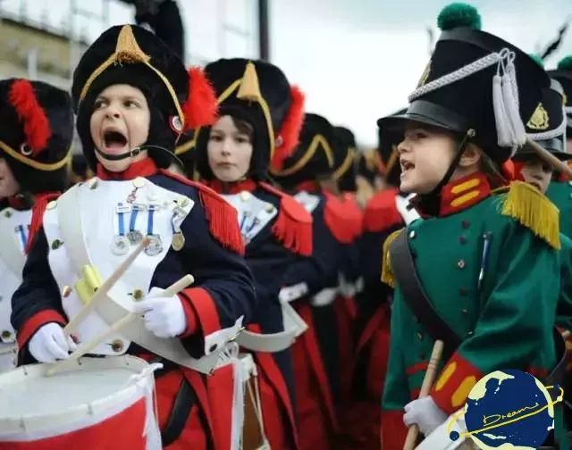 英国的儿童节定在7月14日,刚好又赶上一年一度诺丁丘嘉年华的盛会,小