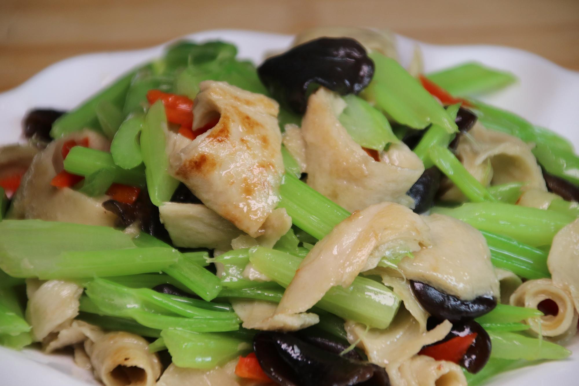 大厨教你香芹炒面筋最解馋做法比炒肉都香看的口水直流