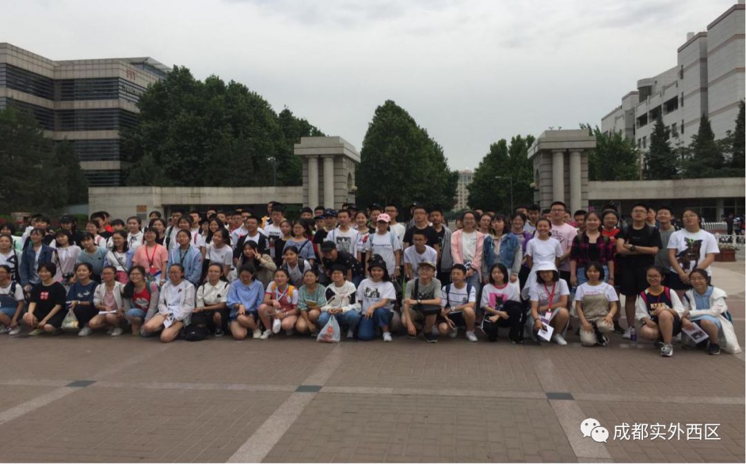 同學們在清華大學東南門前合影我們傾聽了清華悠久的歷史,奉獻一生給