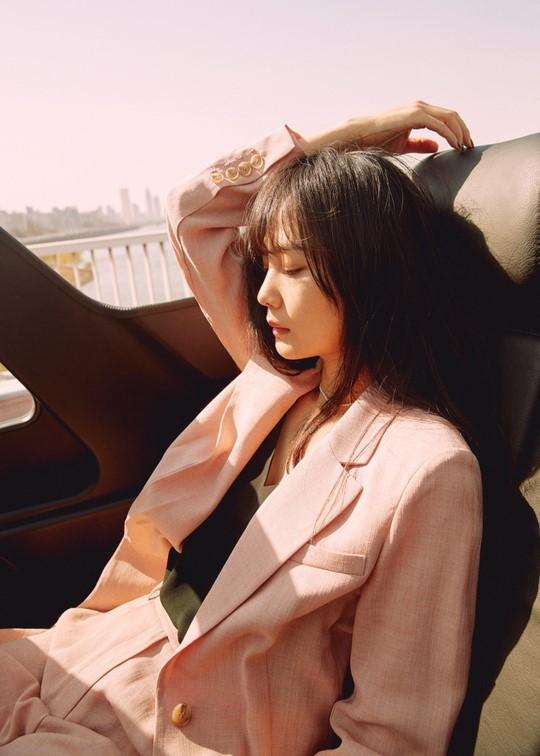 韩国女艺人尹胜雅拍时装照展多样魅力