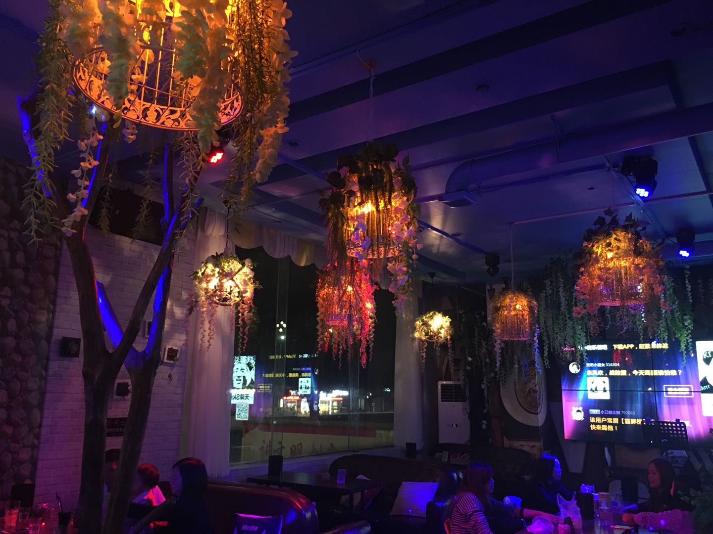 广东佛冈酒吧咖啡厅出现怪现象六一儿童节被大朋友抢占了风头