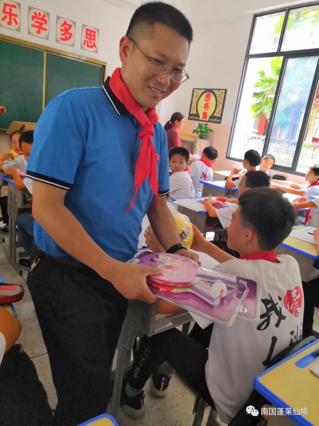 教育强镇市教育局林贵福主任蓬莱镇陈培源镇长到镇各小学幼儿园开展