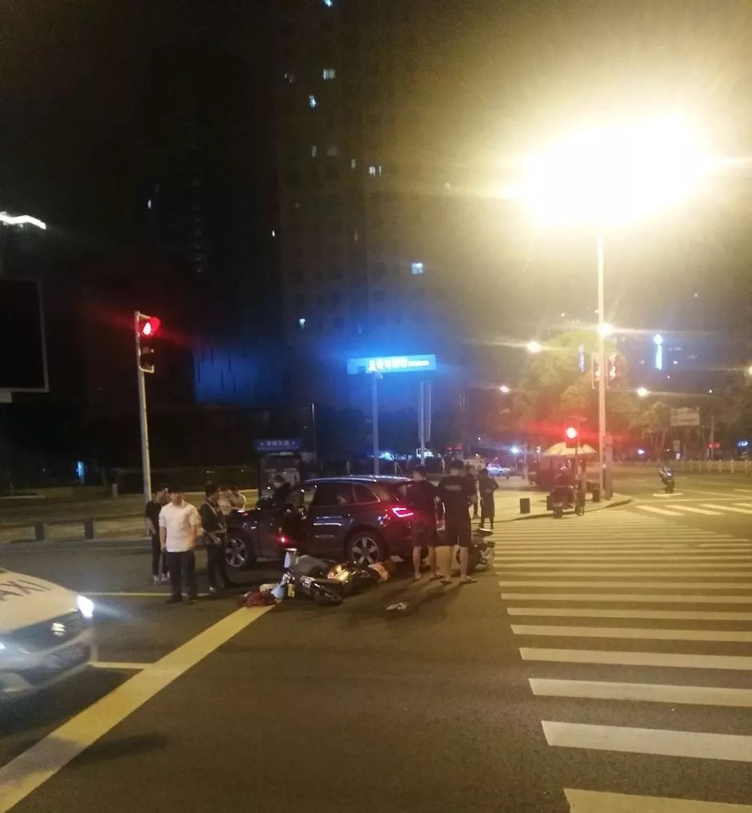 部奥迪车压在车底开电动车的女子车祸事故现场据网友爆料骑手当即倒地