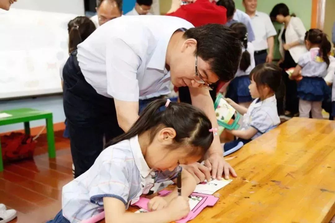 市委李猛书记看望慰问少年儿童树立远大理想做新时代接班人