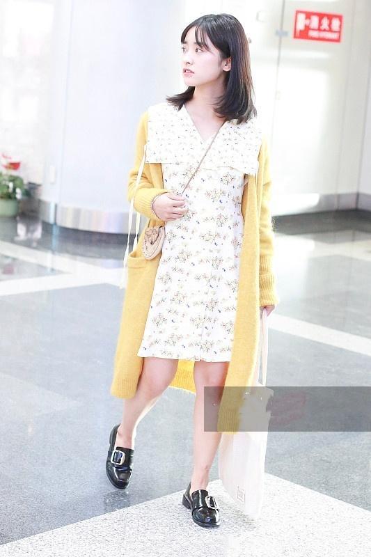 她这样的穿搭技巧叫下半身失踪穿搭技巧,是很多女明星都喜欢穿搭的