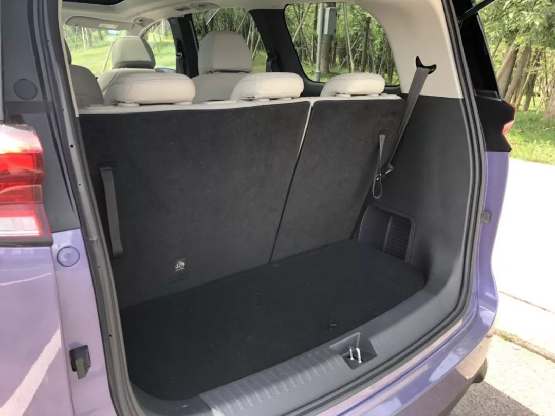最后,更大的后备箱容积和更好的第三排视野通透性则是大通g50额外的