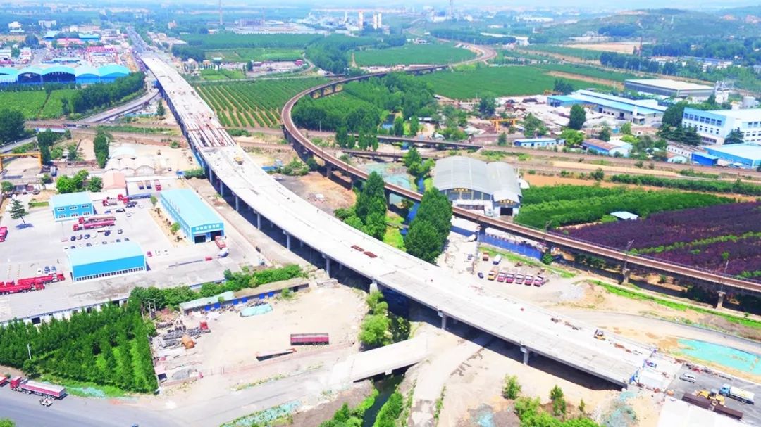 济源首座横跨铁路公路特大立交桥顺利合拢