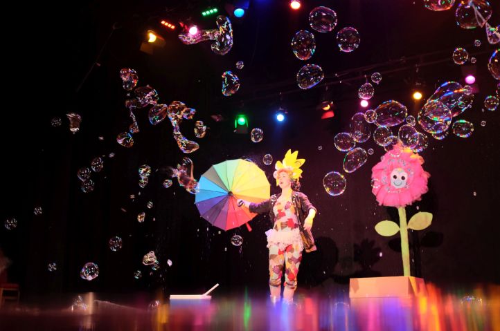 今晚热演魔幻泡泡秀泡泡博士与小花朵