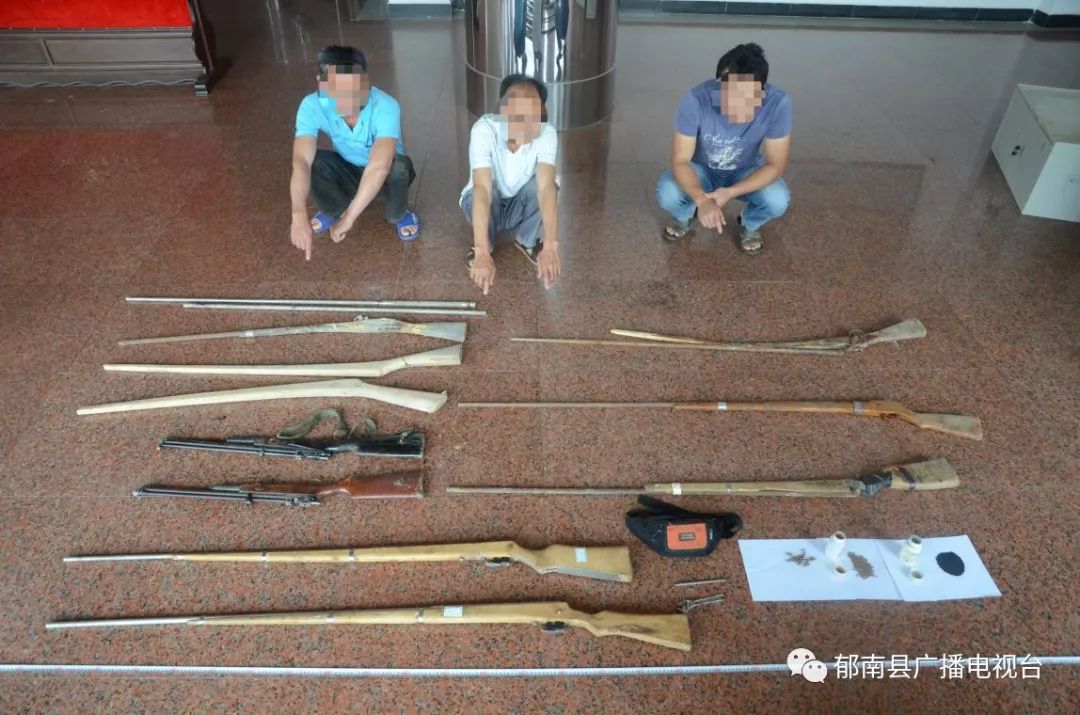 云浮某村,警方突袭,当场缴获枪支10支!黑火药,钢珠等一批