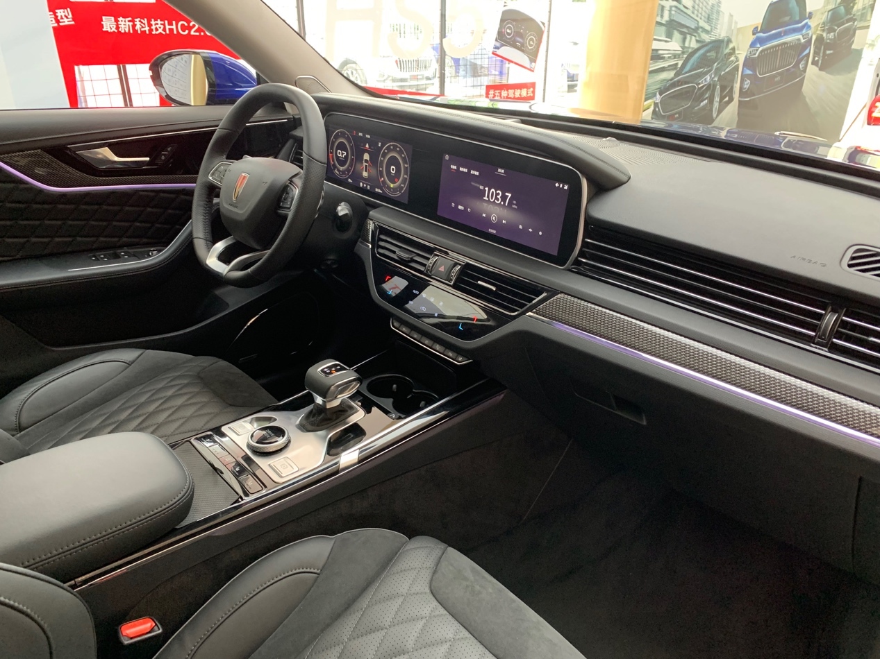 只是有点遗憾的是,红旗hs5的出风口设计有些老气,和整体内饰设计气质