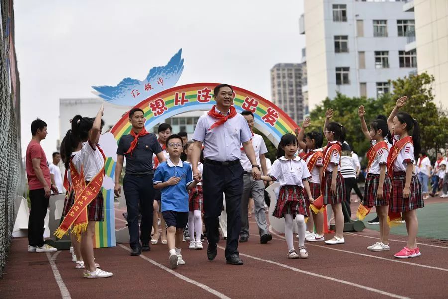 礼赞新中国争当好队员区一小举行2019年一年级新生亲子入队仪式