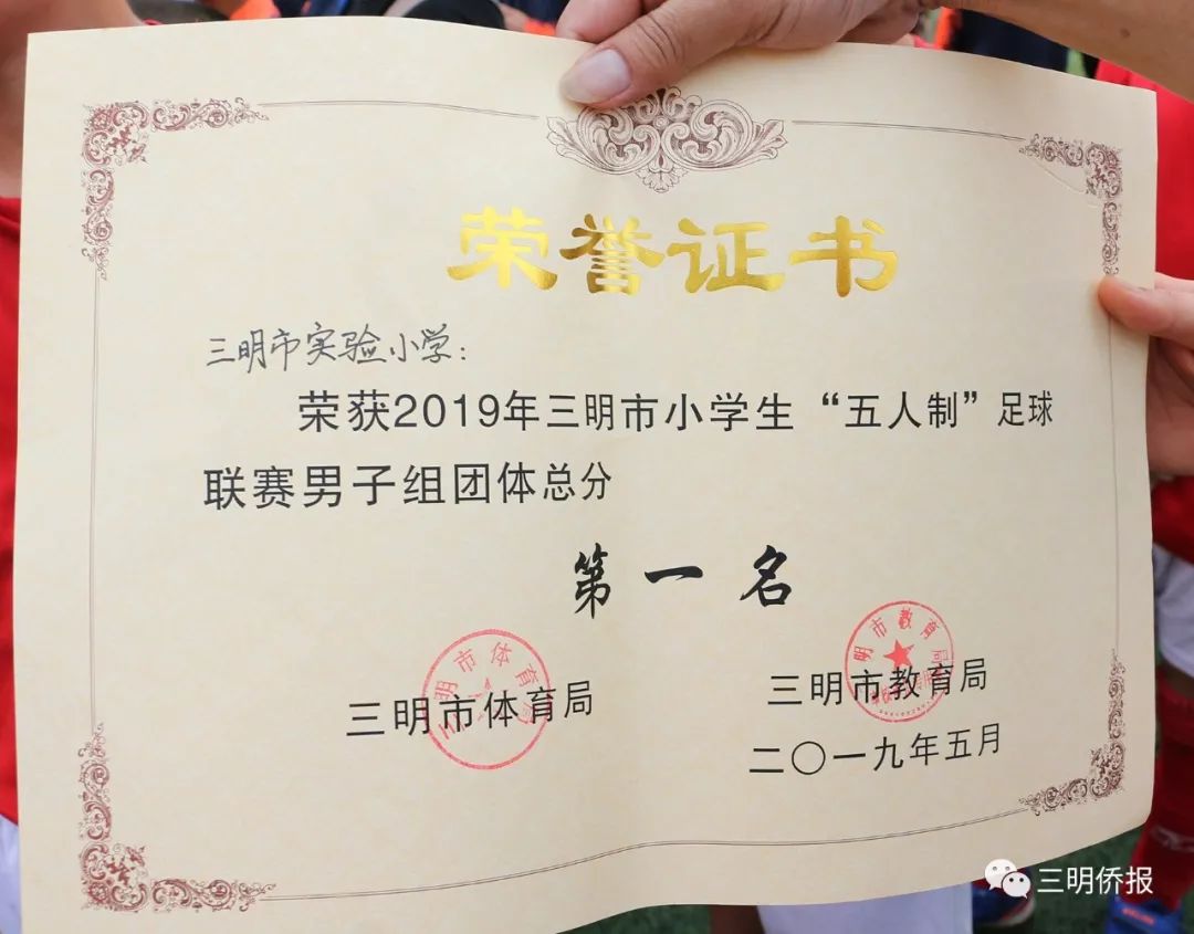 就算大雨,也不能阻挡他们的"足球梦"!