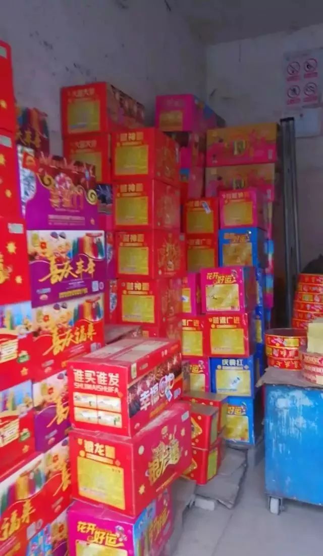围观邓州一商户卖烟花爆竹未实名登记被罚款500