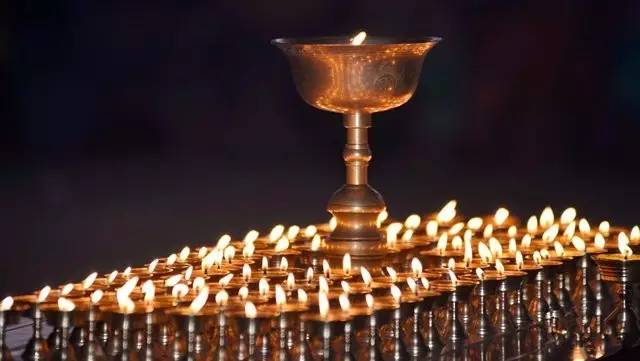 燃灯节金秋八月,正是草原的黄金季节:水草丰美,牲畜强壮.