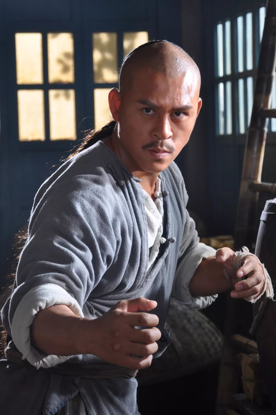 正邪之间,我们看到的释彦能不断的从一个单纯的武打明星像一个优质的