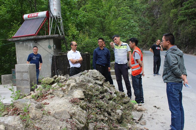 杨吉文沿独龙江公路督查路域环境整治工作