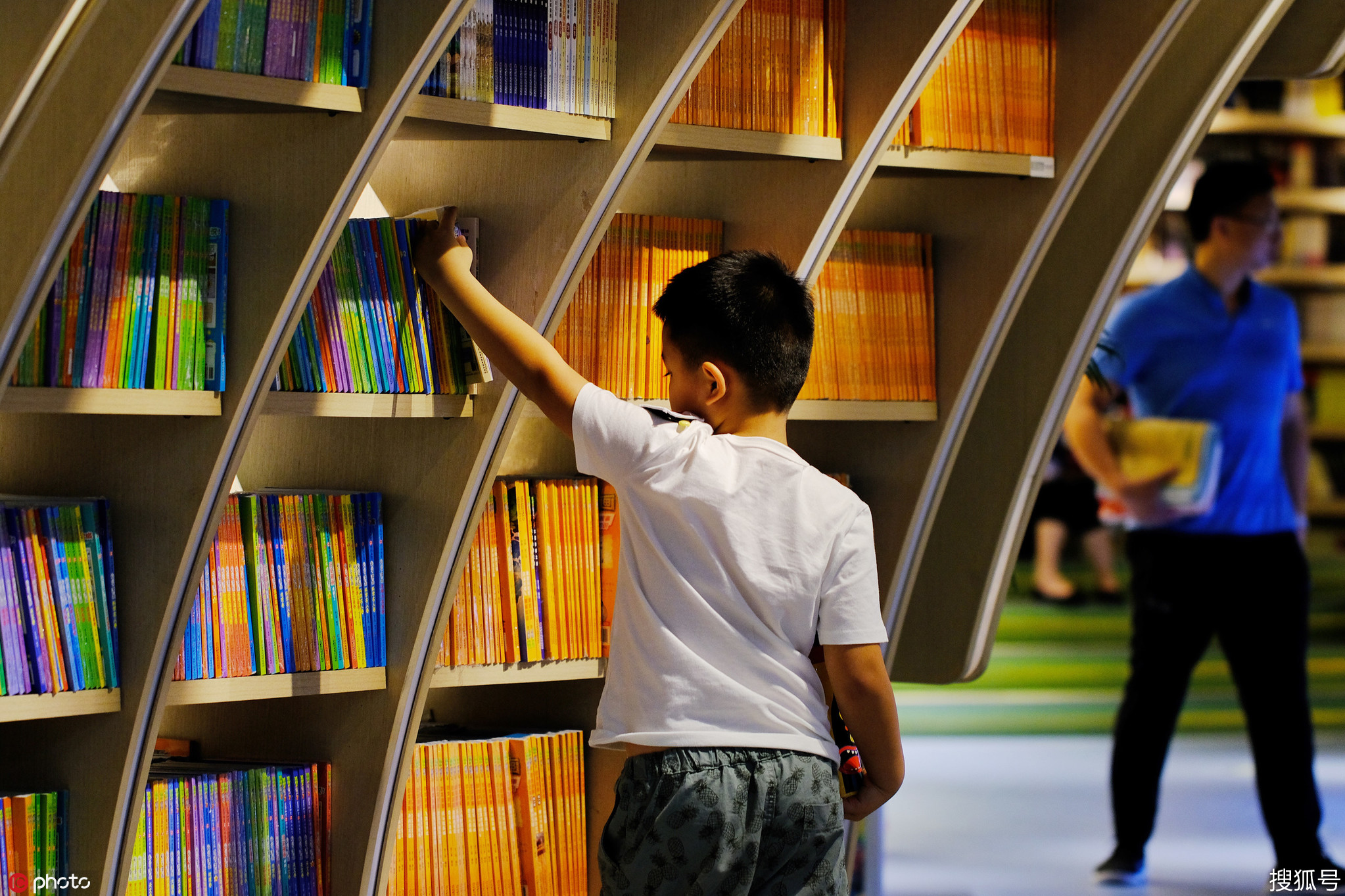 六一儿童节前夕 北京青少年在书店认真阅读