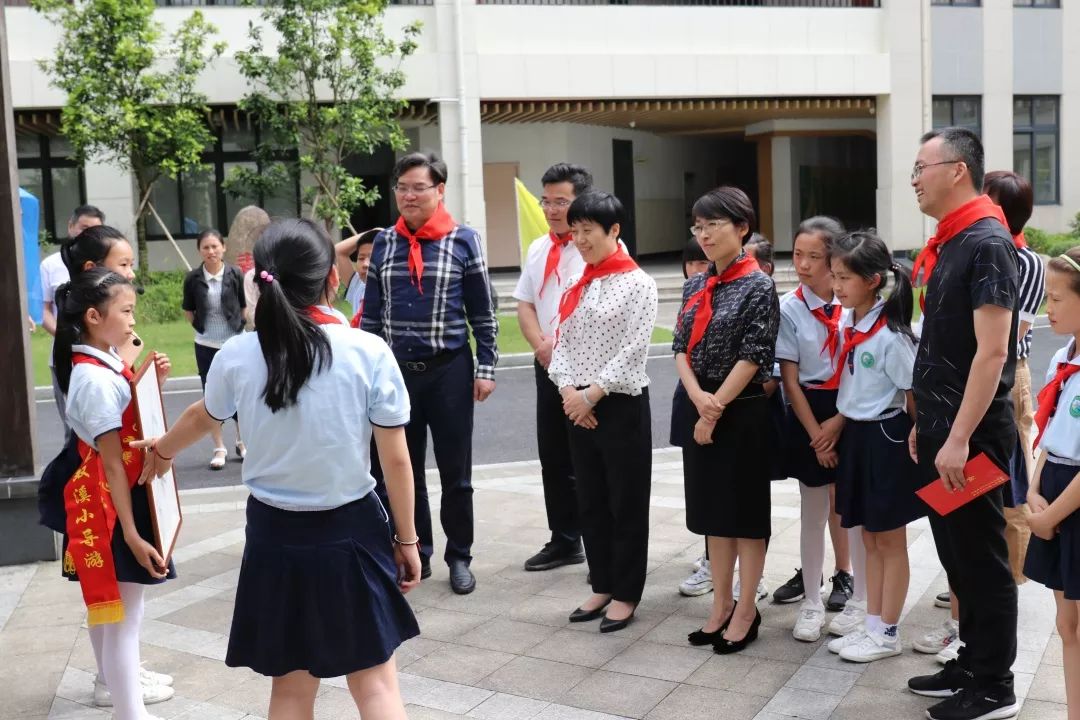 王艳勤一行来到径山镇双溪小学和黄湖镇中心幼儿园,向孩子们送上节日