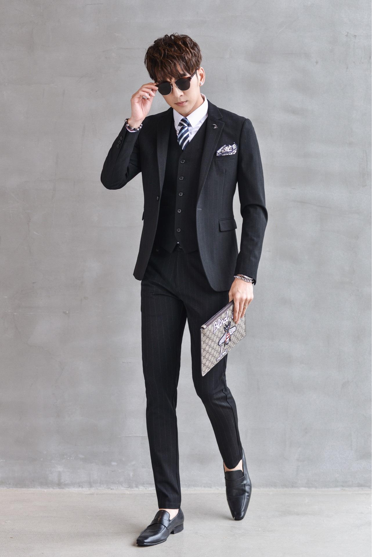 商务男士正装领导者的个人展示页