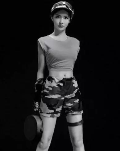 作为女性电竞人,miss韩懿莹不仅当过职业选手,还做过游戏解说,视频