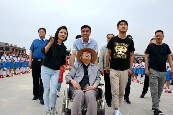 宗璞先生回乡拜谒省亲,受到家乡人民的热情欢迎_冯友