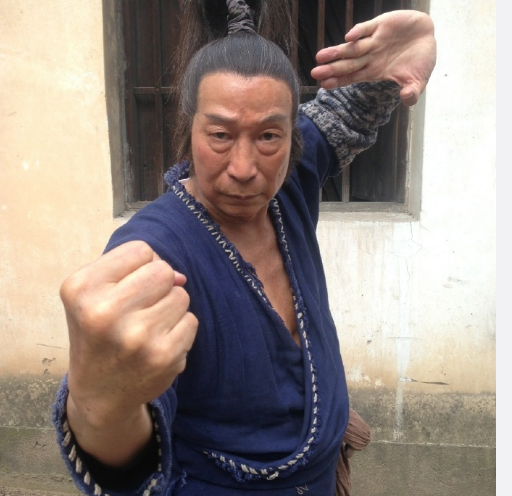 洪拳大师赵志凌从以往的硬角色狠角色形象到如今越老越面善,他现在