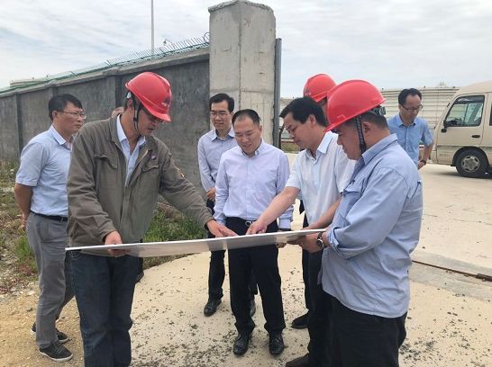 周峰一行先来到衢山黄泽山油品储运贸易基地,在详细询问了项目的建设