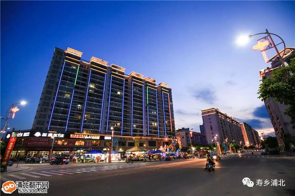 而位于新老城区中枢地带的浦北商业街,经过近几年的建设,一栋栋高楼拔