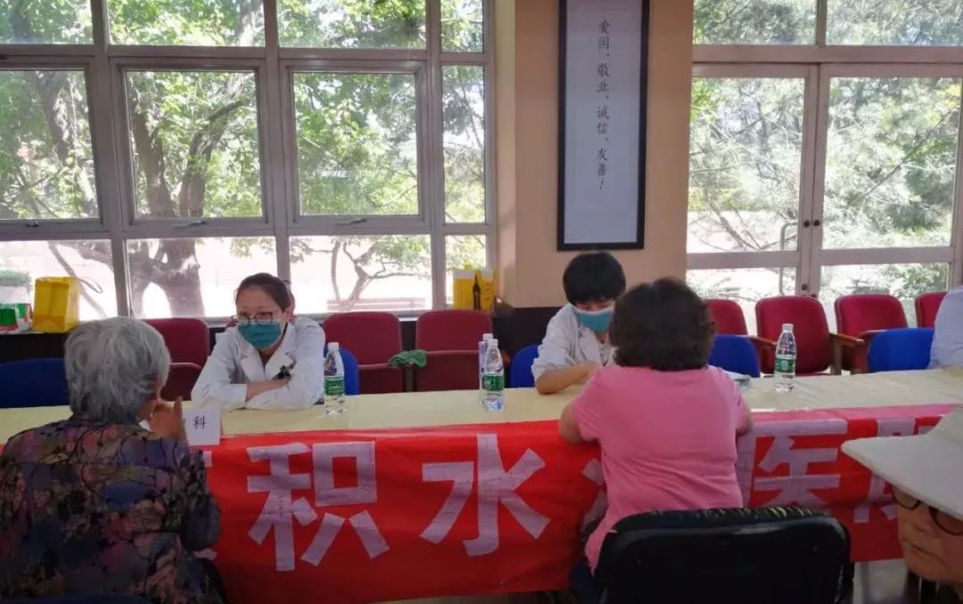 在活动现场,社区医学科高谦副主任医师为大家讲述了关于骨质疏松防治