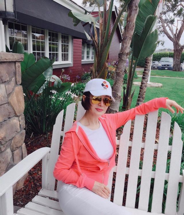 不管有没有美颜,潘迎紫74岁状态这么好,就不是一般人能比的!