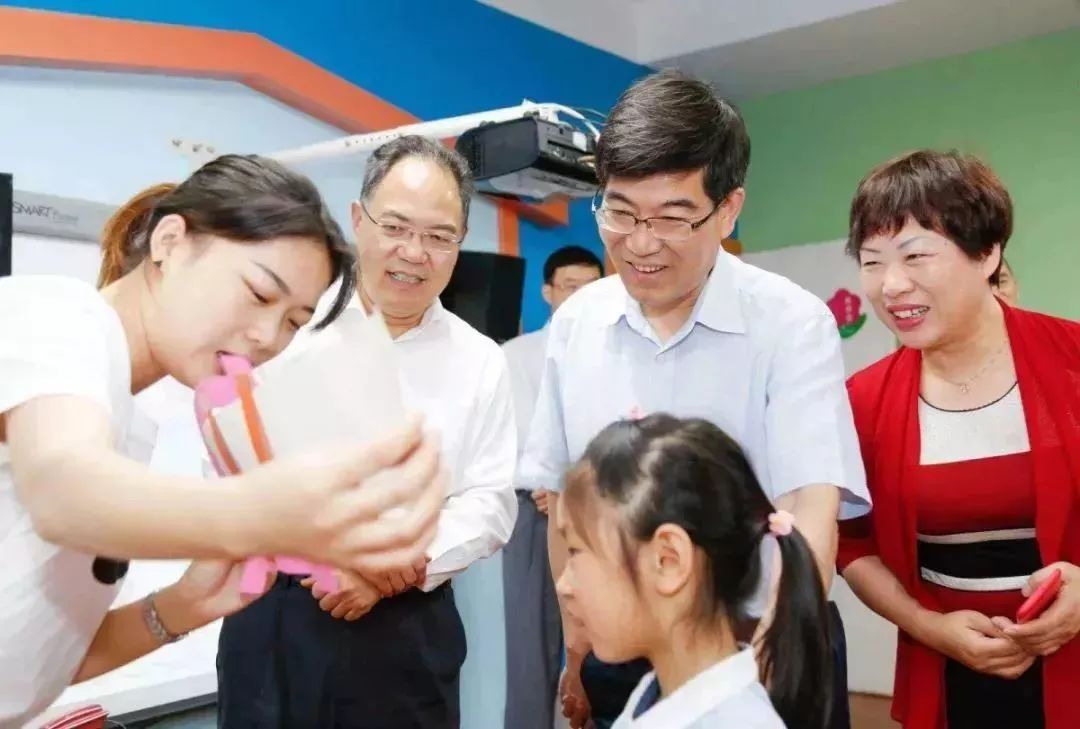 市委李猛书记看望慰问少年儿童树立远大理想做新时代接班人