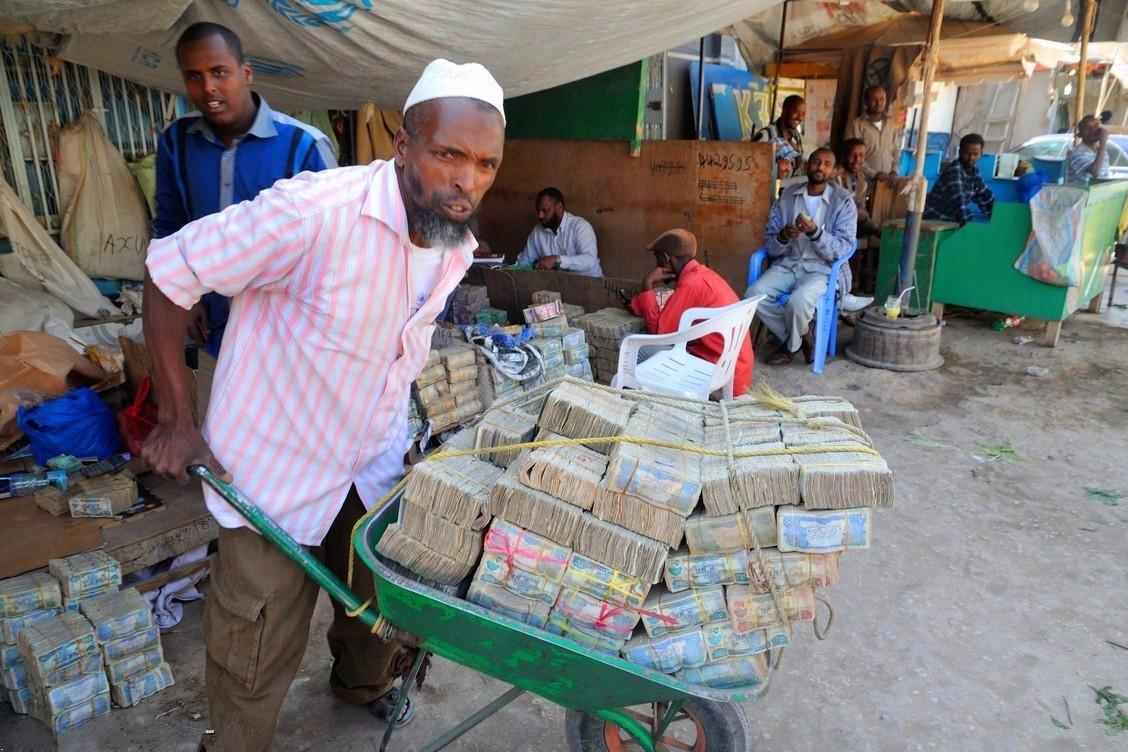 拿着一万人民币在非洲能生活多久结局真如你想的那样吗