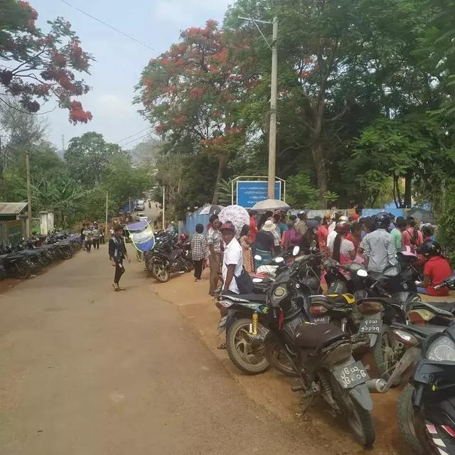 缅甸华人想办理身份证太难一个谣言让他们在移民局从早排到晚